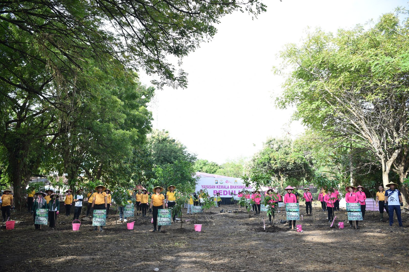 Hijaukan Gresik, Yayasan Kemala Bhayangkari Tanam Puluhan Pohon Produktif di Asrama Randuagung