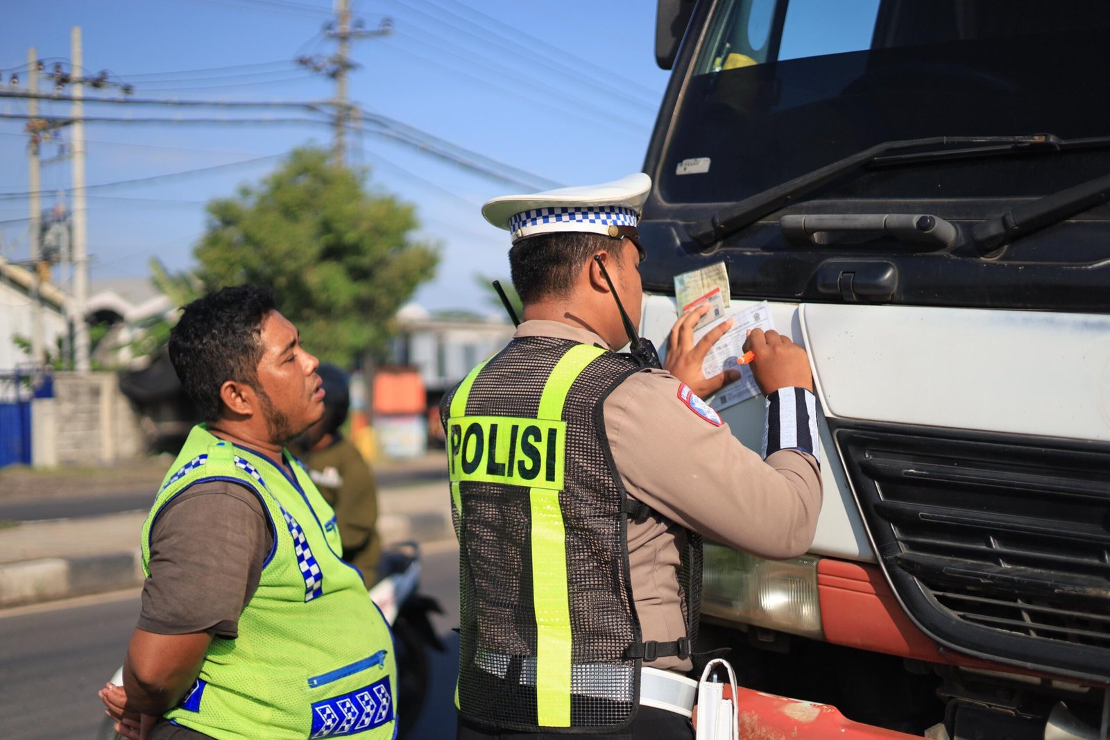 Polres Gresik Tindak Tegas Truk Nakal Langgar Jam Operasional di Pantura, Pelanggar Diputar Balik dan Diberikan Sanksi