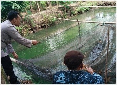 Kawal Ketahanan Pangan Nasional, Polsek Benjeng Serap Aspirasi Pembudidaya Lele di Bengkelolor