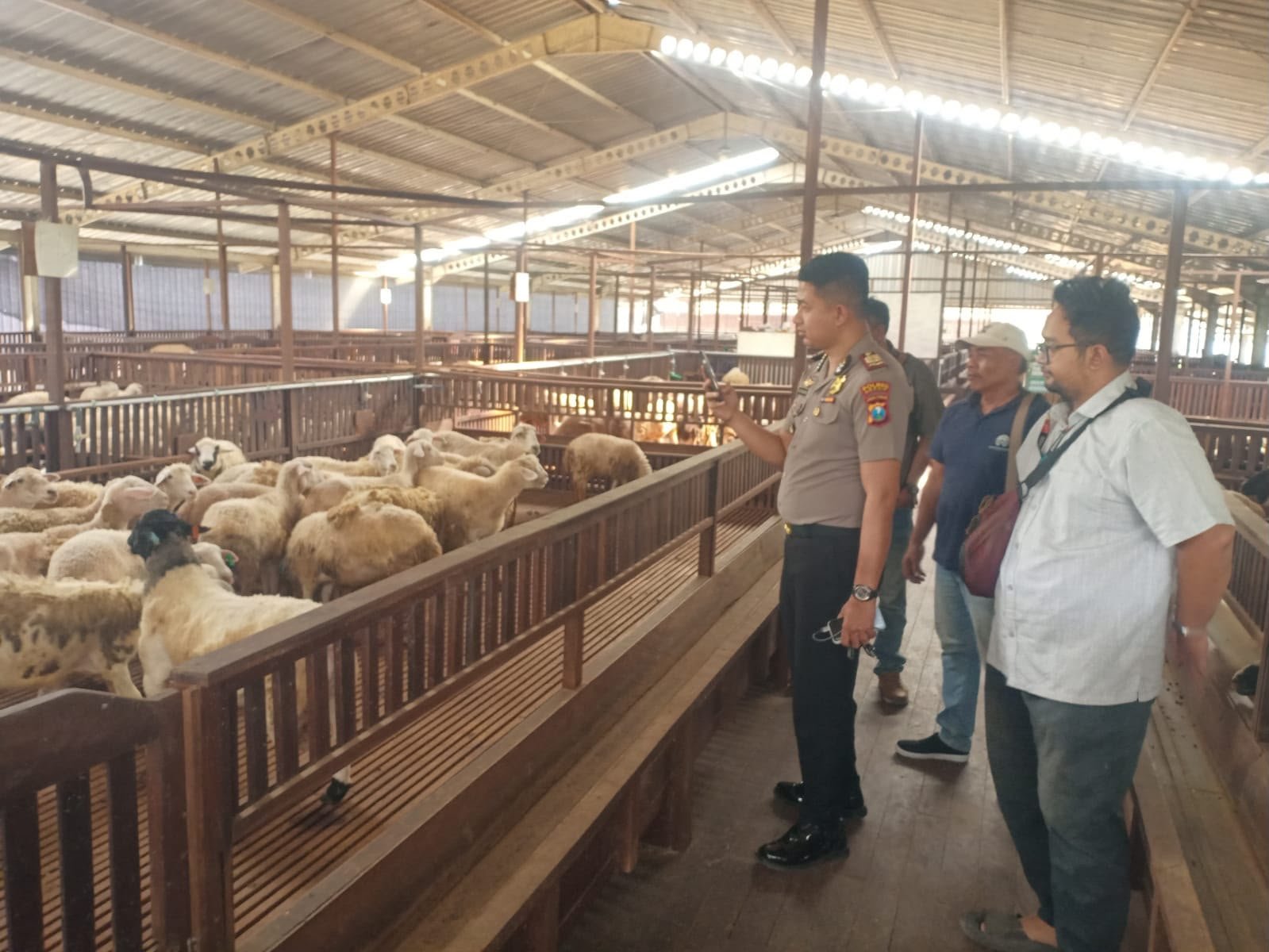 Dari Peternakan Kambing untuk Kemandirian Pangan, Polsek Kedamean Terus Bergerak