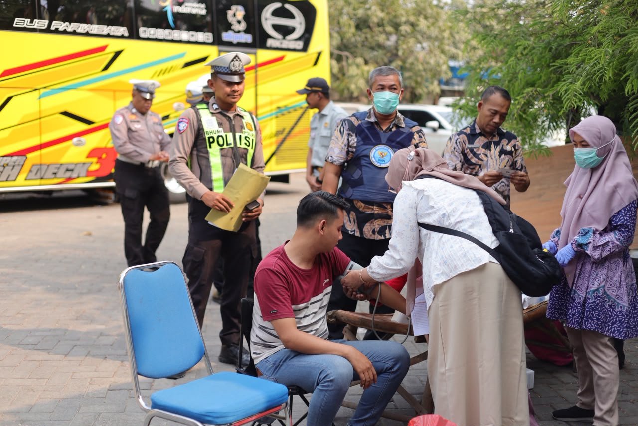 Satlantas Polres Gresik Gelar Rampcheck Bus Pariwisata, Pastikan Sopir Sehat dan Bebas Narkoba