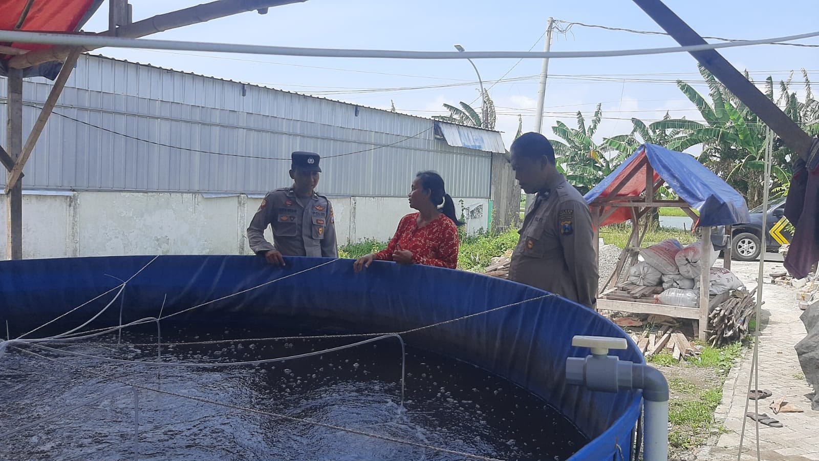 Kemandirian Pangan dari Desa: Polsek Kebomas Dampingi Pengelolaan Kolam Ikan di Prambangan